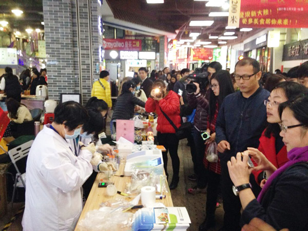 東莞市常平鎮質(zhì)檢中心美食節現場(chǎng)開(kāi)展食品安全抽