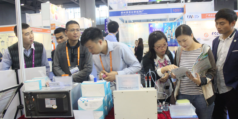 我司同事林桂明演示藥殘檢測專(zhuān)用微波提取管使用方法